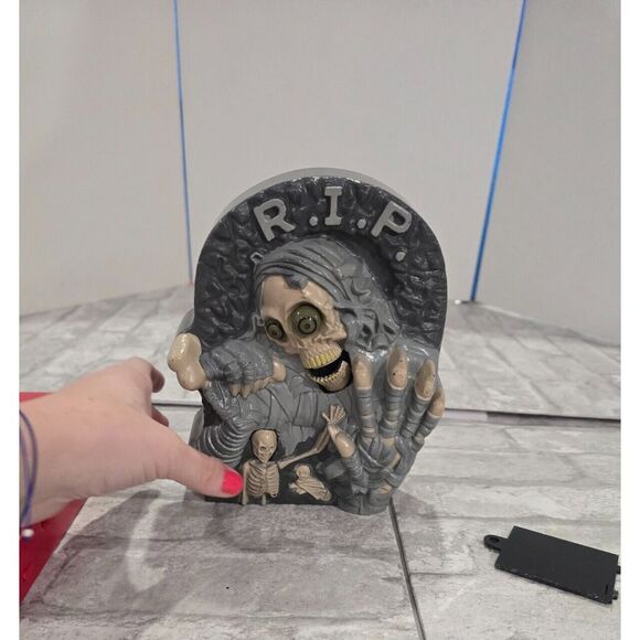 Halloween RIP‎ Tombstone Graveyard Headstone Eye Popping Laughing - Picture 4 of 9